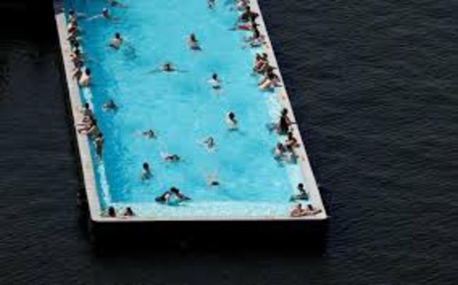 Σε αυτή την πισίνα που κολυμπάει στον ποταμό Σπρέε, δροσίζονται τώρα οι Βερολινέζοι [ΦΩΤΟ]
