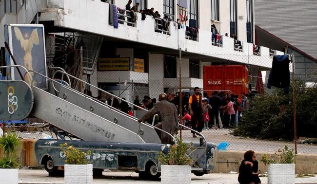 Μεταφέρονται οι πρόσφυγες από το πρώην αεροδρόμιο του Ελληνικού