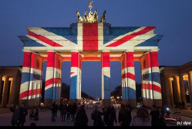 Με τη σημαία του Ηνωμένου Βασιλείου φωτίστηκαν μνημεία σε όλο τον κόσμο