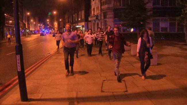 Τρόμος στο Λονδίνο με διπλή επίθεση: Βαν έπεσε σε πεζούς-Μασκοφόροι επιτέθηκαν σε πολίτες με μαχαίρια