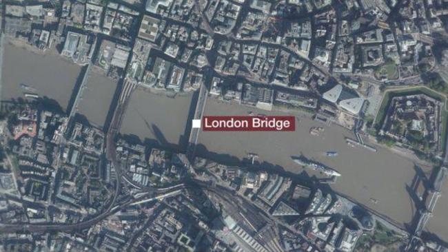 Τρόμος στο Λονδίνο με διπλή επίθεση: Βαν έπεσε σε πεζούς-Μασκοφόροι επιτέθηκαν σε πολίτες με μαχαίρια