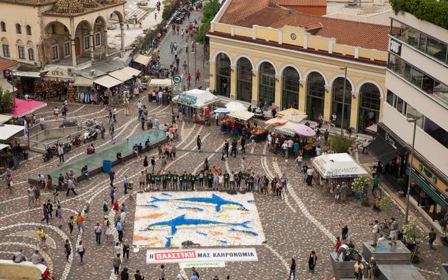 Greenpeace: Τεράστιο ψηφιδωτό από 10.000 πλαστικά ποτήρια του καφέ [ΦΩΤΟ]