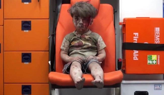 Πώς είναι σήμερα το αγοράκι από τη Συρία που έγινε σύμβολο της φρίκης του πολέμου [ΒΙΝΤΕΟ]