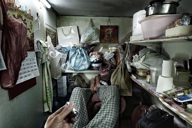 Απίστευτες ΦΩΤΟ από την ζωή στα σπίτια - φέρετρα του Χονγκ Κονγκ