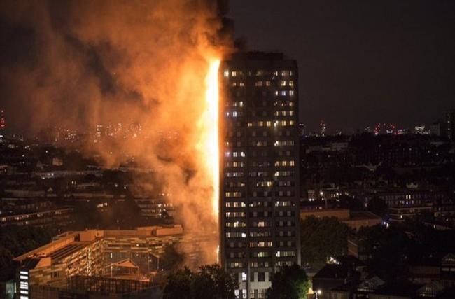 Λονδίνο: Φλέγεται ουρανοξύστης 27 ορόφων - υπάρχουν εγκλωβισμένοι άνθρωποι