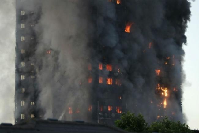 Λονδίνο: Υπάρχουν νεκροί στο φλεγόμενο κτίριο - 50 τραυματίες [BINTEO]