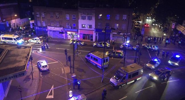 Συναγερμός στο Λονδίνο: Φορτηγάκι έπεσε πάνω σε πεζούς έξω από τζαμί - ένας νεκρός