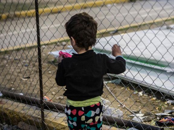 Θύμα βιασμού, 4χρονο κοριτσάκι που βρίσκεται εγκλωβισμένο σε στρατόπεδο προσφύγων στην Ελλάδα