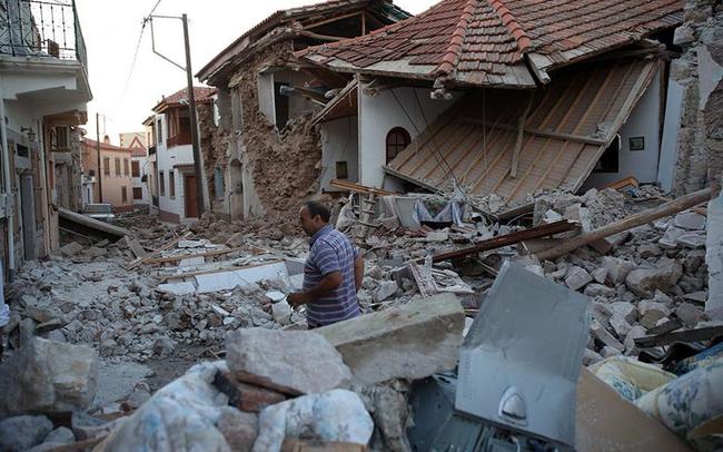 H ΠΑΡΕΑ πλάι στους σεισμοπαθείς, στο χωριό Βρίσα της Μυτιλήνης