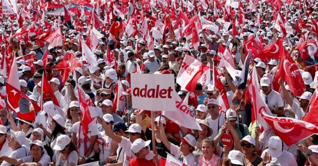 Δεκάδες χιλιάδες διαδηλωτές κατά Ερντογάν ζητούν Δικαιοσύνη