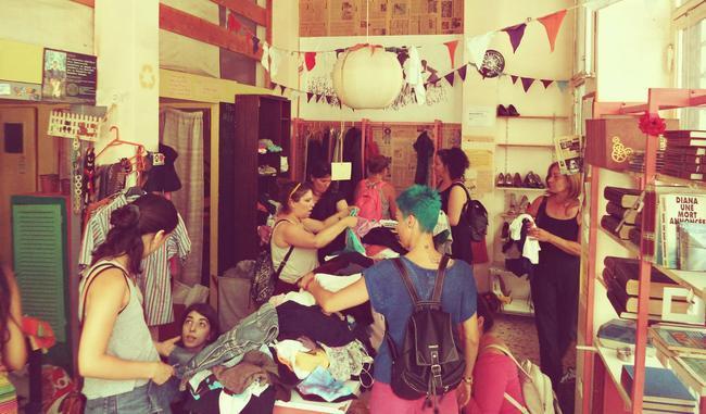 "Δεν δεχόμαστε πλέον ρούχα, δίνουμε όμως": Το αποχαιρετιστήριο παζάρι του "Σκόρου"