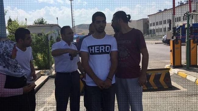 Συλλαμβάνονται στην Τουρκία όσοι φορούν μπλουζάκι που γράφει "HERO"
