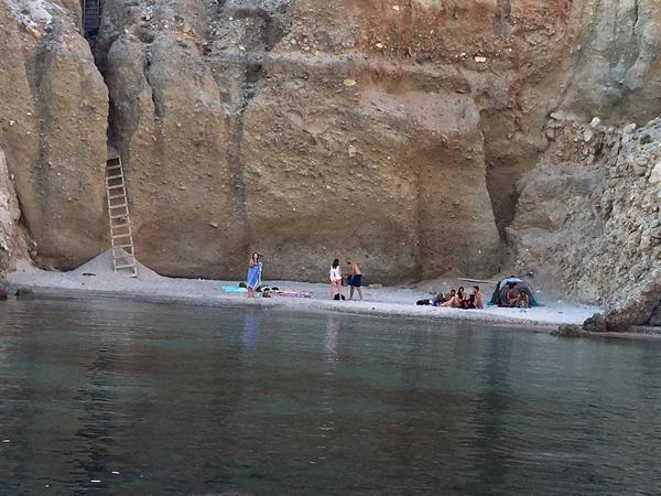 Η πανέμορφη παραλία στην Ελλάδα που την βρίσκεις κατεβαίνοντας μια απότομη ξύλινη σκάλα! [ΒΙΝΤΕΟ]