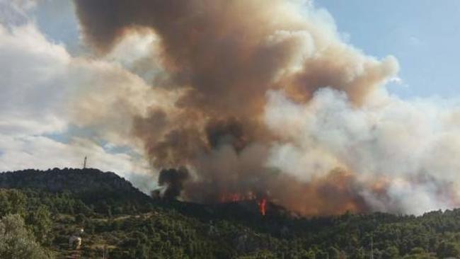 Πυρκαγιά στον Κάλαμο: Κάηκαν 20 σπίτια, εκκενώθηκαν κατασκηνώσεις