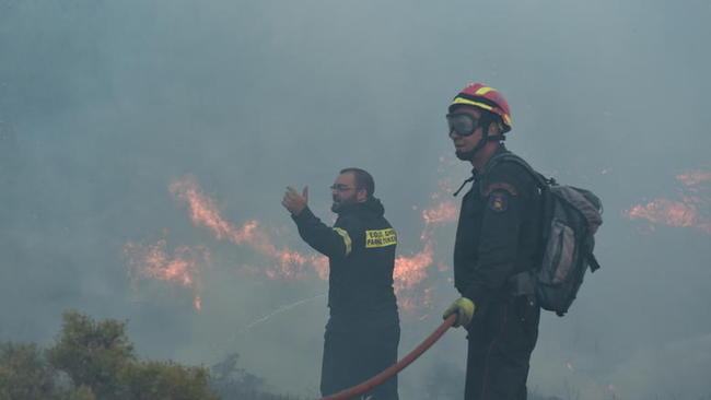 Εκτός ελέγχου η φωτιά στον Βαρνάβα - Μεγάλες ζημιές
