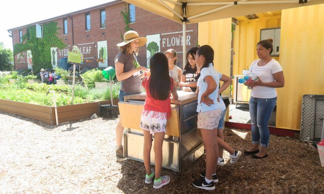 Ένα πρότυπο αστικό αγρόκτημα διδάσκει στα παιδιά πως να καλλιεργούν τη δική τους βιολογική τροφή