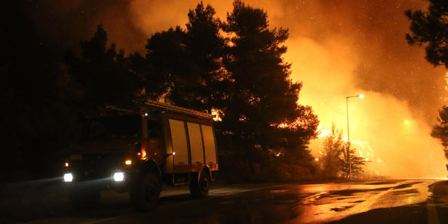 Στο Καπανδρίτι συνεχίζεται η μάχη με τις φλόγες Στο Καπανδρίτι συνεχίζεται η μάχη με τις φλόγες