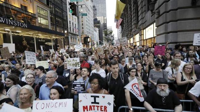 "Η Νέα Υόρκη σε μισεί": Οργισμένοι διαδηλωτές κατά Τραμπ στο Μανχάταν [ΒΙΝΤΕΟ]