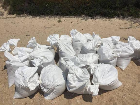 Πολυτελές ξενοδοχείο της Χαλκιδικής κλέβει άμμο από την παραλία για τις εγκαταστάσεις του