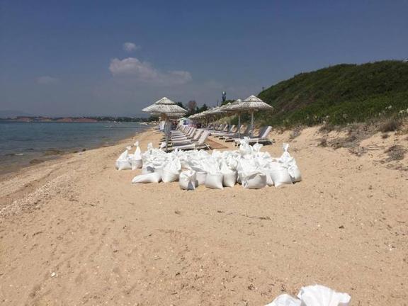 Πολυτελές ξενοδοχείο της Χαλκιδικής κλέβει άμμο από την παραλία για τις εγκαταστάσεις του