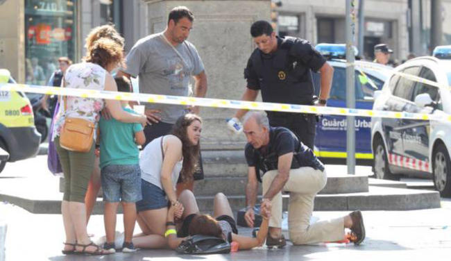 Τρομοκρατικό χτύπημα στη Βαρκελώνη - Φορτηγό έπεσε πάνω σε πεζούς