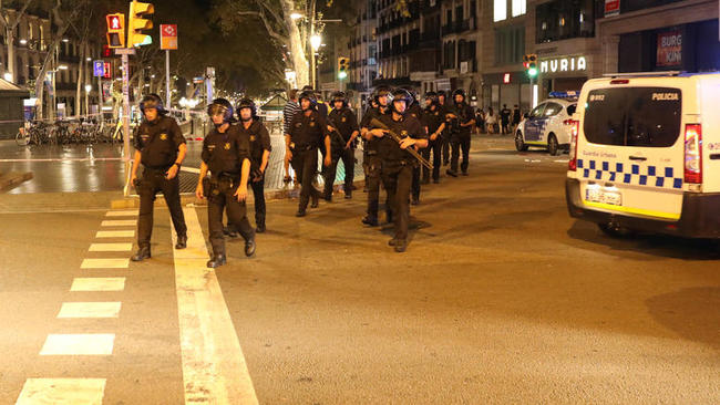 Ισπανία: Στους 14 οι νεκροί από το τρομοκρατικό χτύπημα - ενός λεπτού σιγή στη μνήμη των θυμάτων