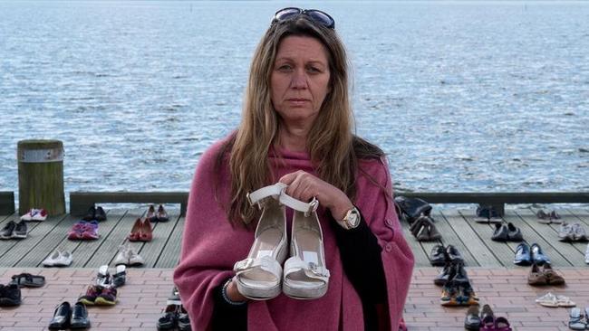 "Η κόρη μου είναι σαν να πέθανε 365 φορές": Η Τέιλορ κρατά τα άδεια παπούτσια της κόρης της που αυτοκτόνησε