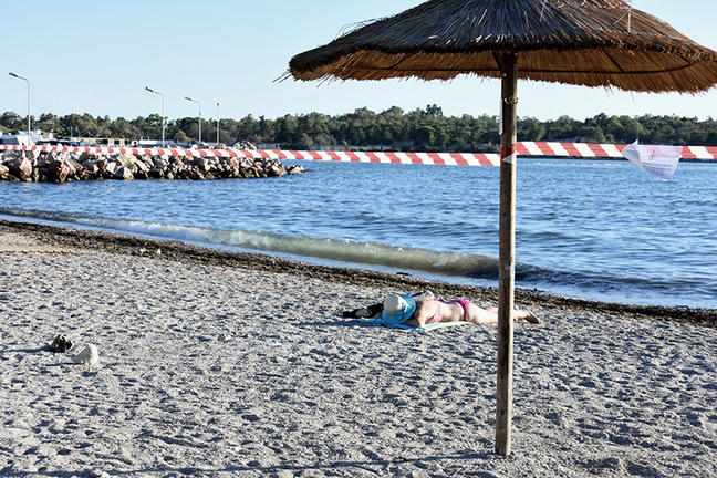 Επείγον: Καθαρίζουμε την παραλία στο πρώην κάμπινγκ της Βούλας
