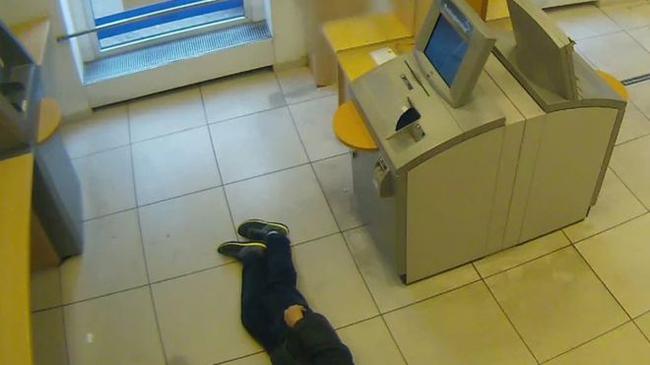 Γερμανία: Καταδικάστηκαν επειδή άφησαν ηλικιωμένο να πεθάνει μέσα σε τράπεζα