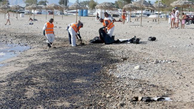 Κομμάτια μαζούτ στο βυθό της Γλυφάδας Κομμάτια μαζούτ στο βυθό της Γλυφάδας