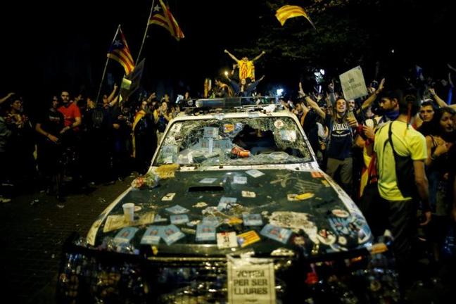 Ραχόι: "Ακυρώστε το δημοψήφισμα, επιστρέψτε στη δημοκρατία" - 40.000 Καταλανοί στο δρόμο