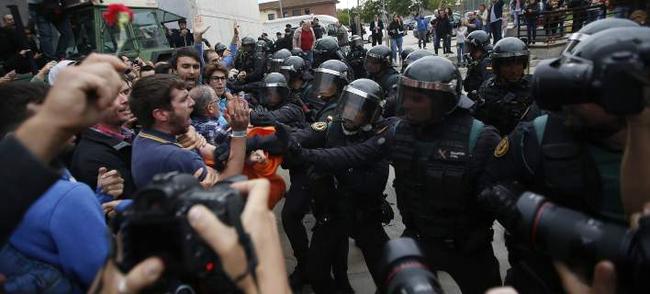 Καταλονία: Βίαιη επέμβαση της αστυνομίας - αιματηρά επεισόδια με 38 τραυματίες [ΦΩΤΟ - ΒΙΝΤΕΟ]