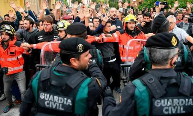Καταλονία: Οι πυροσβέστες μπαίνουν μπροστά από τα ΜΑΤ για να προστατεύσουν το κόσμο