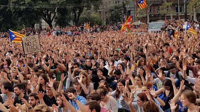 Βαρκελώνη: Συγκεντρώσεις κατά της βίας - Αποθεώθηκαν οι πυροσβέστες που συγκρούστηκαν με τα ΜΑΤ