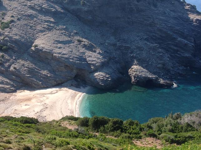 Σε μια από τις καλύτερες παραλίες της Ελλάδας μπορείς να κολυμπάς μόνος σου τον 15 Αύγουστο, αλλά...