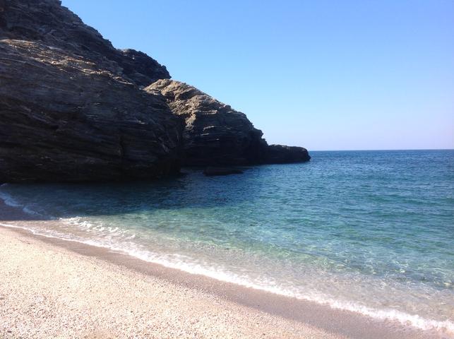 Σε μια από τις καλύτερες παραλίες της Ελλάδας μπορείς να κολυμπάς μόνος σου τον 15 Αύγουστο, αλλά...