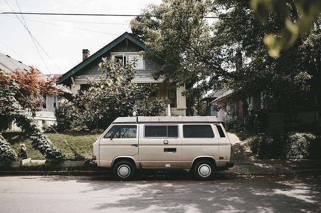 Η ιστορία για το λευκό van, χωρίς πινακίδες και χωρίς παράθυρα στο πίσω μέρος του