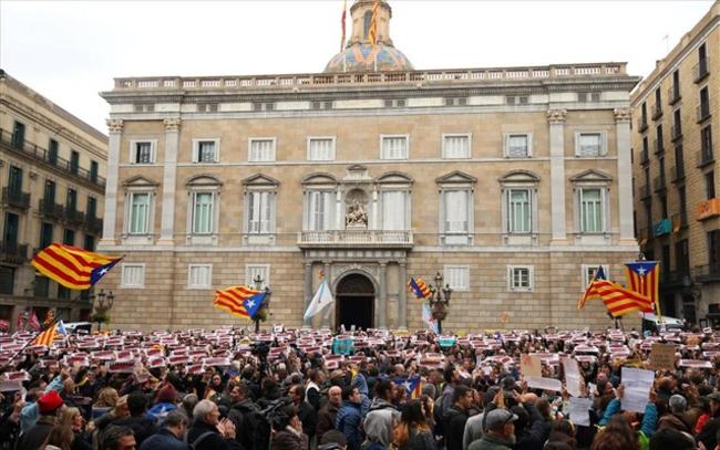 "Δυνάμεις κατοχής, έξω": Χιλιάδες Καταλανοί διαδήλωσαν στη Βαρκελώνη κατά της Ισπανικής κυβέρνησης