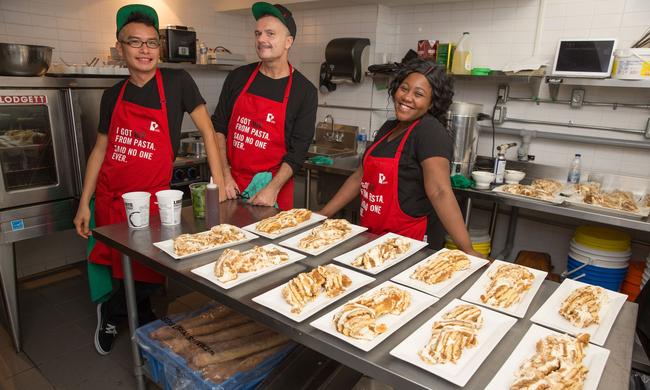 Σε αυτό το εστιατόριο όλοι οι εργαζόμενοι έχουν τον ιό HIV με στόχο να καταπολεμήσουν το στίγμα της ασθένειας