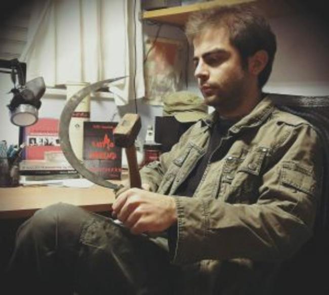 ΒΙΝΤΕΟ: Ο Άδωνις παρακολουθεί τον γιο του Κουφοντίνα, Έκτορα, να κερνάει γλυκά τους δημοσιογράφους