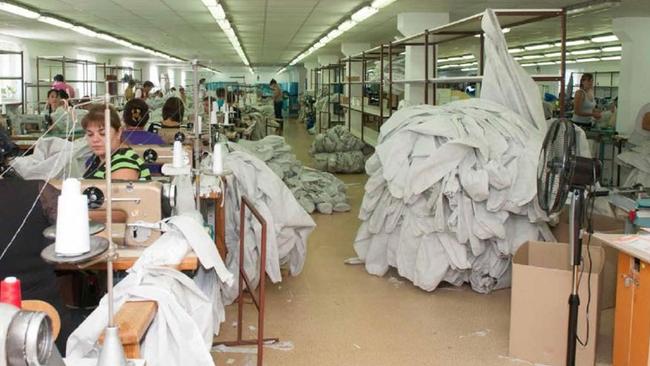 Σερβία: Απάνθρωπες συνθήκες εργασίας σε πολυεθνικές βιομηχανίες ρούχων και υποδημάτων