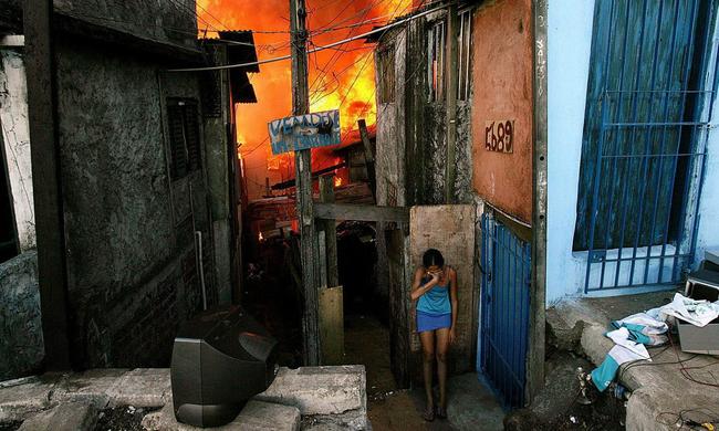 Τι κρύβεται πίσω από τις φωτιές στις φαβέλες του Σάο Πάολο