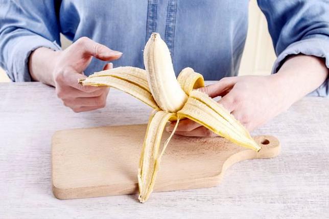 Εσείς πώς ξεφλουδίζετε την μπανάνα σας;