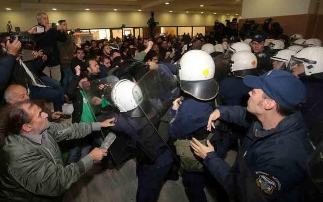 Επεισόδια με ξύλο και χημικά στο Ειρηνοδικείο Αθηνών