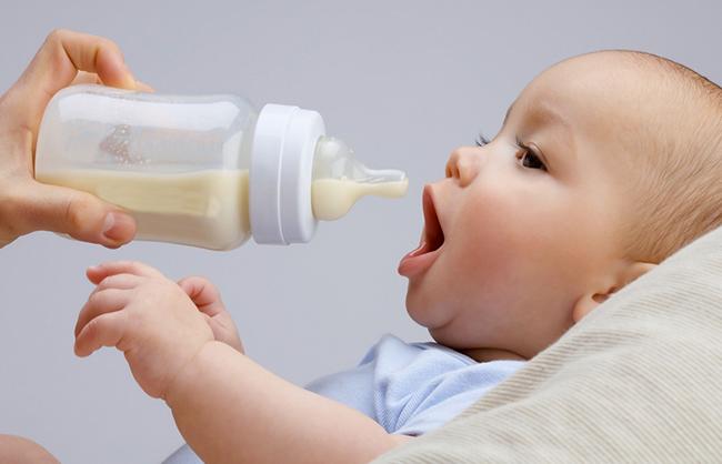 ΕΟΦ: Ανακαλούνται ακόμη πέντε παρτίδες βρεφικού γάλακτος
