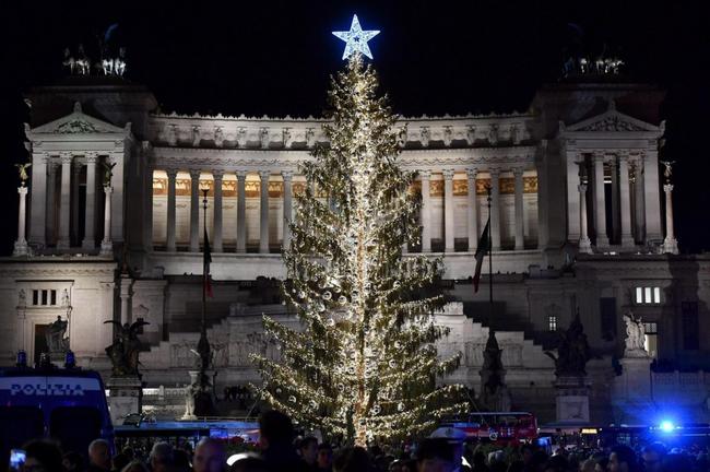 Χριστουγεννιάτικο δέντρο για... κλάματα κόστισε στους Ιταλούς 48.000 ευρώ
