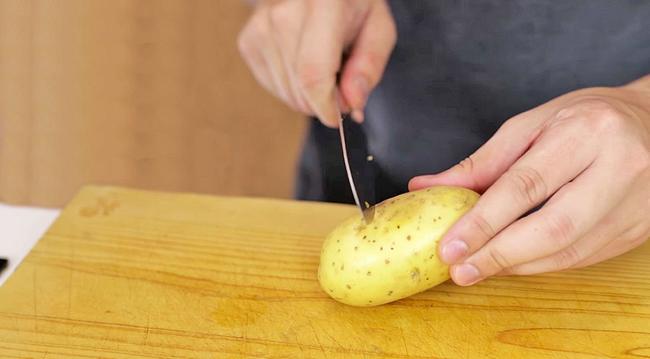 Ένα έξυπνο τρικ για να καθαρίζετε γρήγορα τις πατάτες [ΒΙΝΤΕΟ]