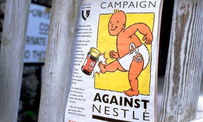 Πώς η Nestlé χειραγωγούσε τους καταναλωτές με παραπλανητικές διαφημίσεις για το βρεφικό γάλα σε σκόνη