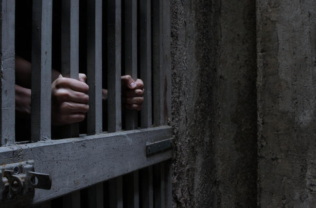 Τρεις εργαζόμενοι σε φυλακή κατηγορούνται για τον θάνατο φυλακισμένου από δίψα