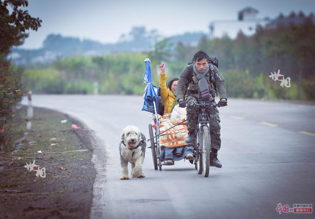 Κίνα: Το συγκλονιστικό ταξίδι της Λάι με ένα αναπηρικό καροτσάκι, ένα ποδήλατο, δύο σκύλους και τον σύντροφό της